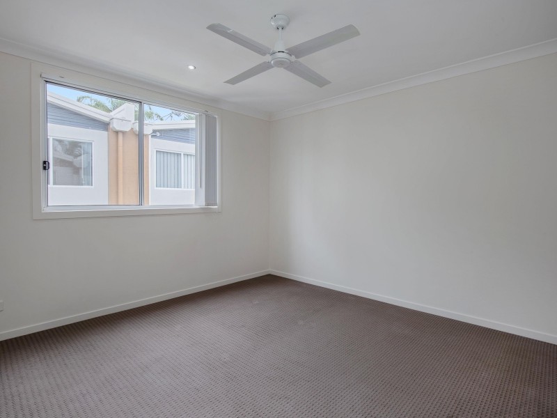 2/127 Pohlman Street, Southport QLD 4215