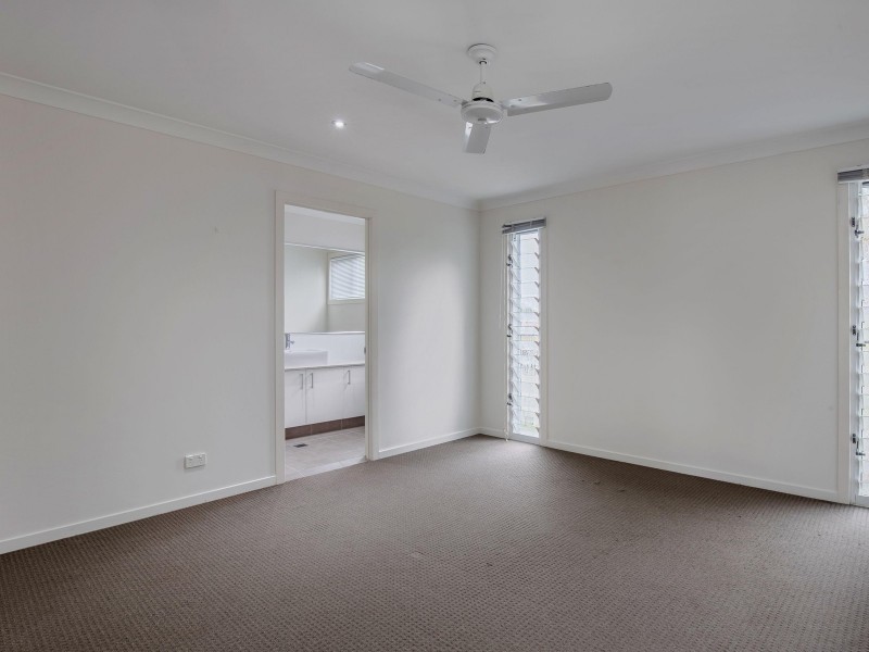 2/127 Pohlman Street, Southport QLD 4215