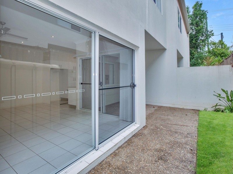 2/127 Pohlman Street, Southport QLD 4215
