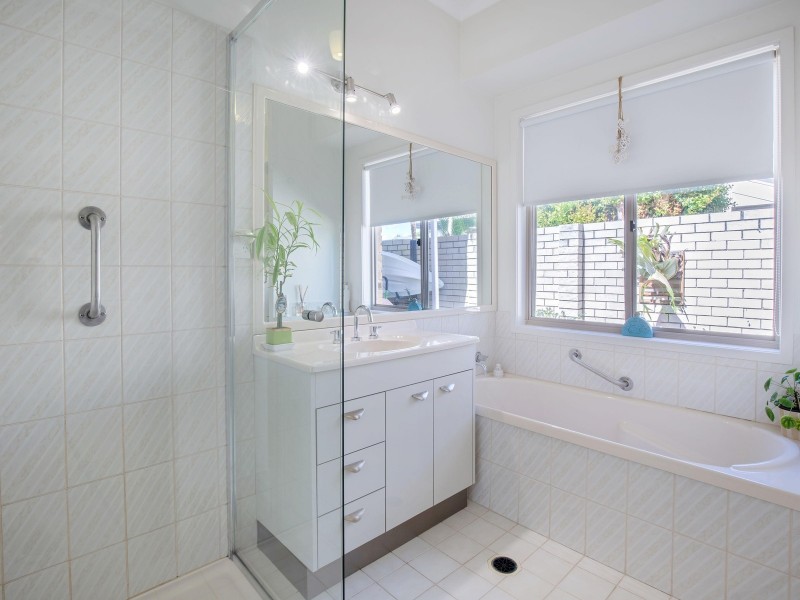 41 Cayman Drive, Clear Island Waters QLD 4226