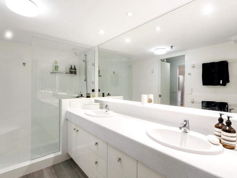 17 Bayview Street, Runaway Bay QLD 4216