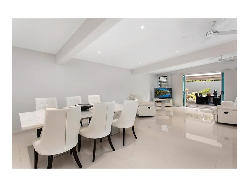 49 Breaker Street, Main Beach QLD 4217