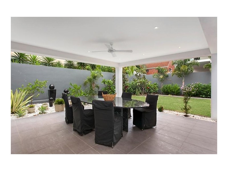49 Breaker Street, Main Beach QLD 4217