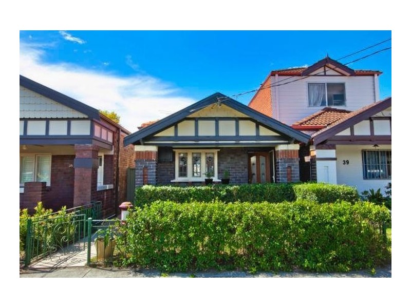 37 Robinson Street, Eastlakes NSW 2018