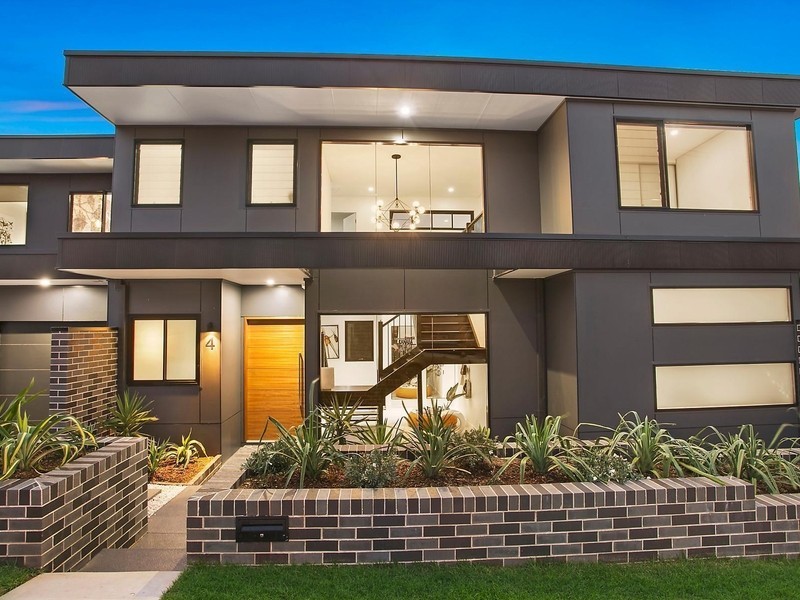 4 Caley Street, Chifley NSW 2036