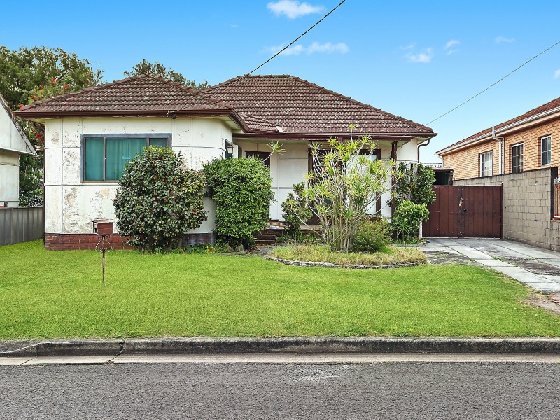 16 Warburton Street, Chifley NSW 2036