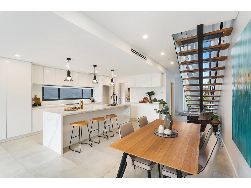 16 Warburton Street, Chifley NSW 2036