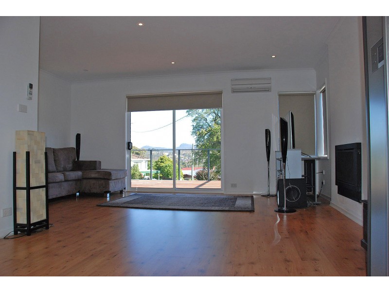 1 Bartlett Place, Lindisfarne TAS 7015