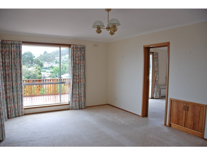 17 Begonia Street, Lindisfarne TAS 7015