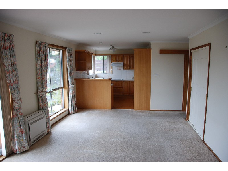 17 Begonia Street, Lindisfarne TAS 7015