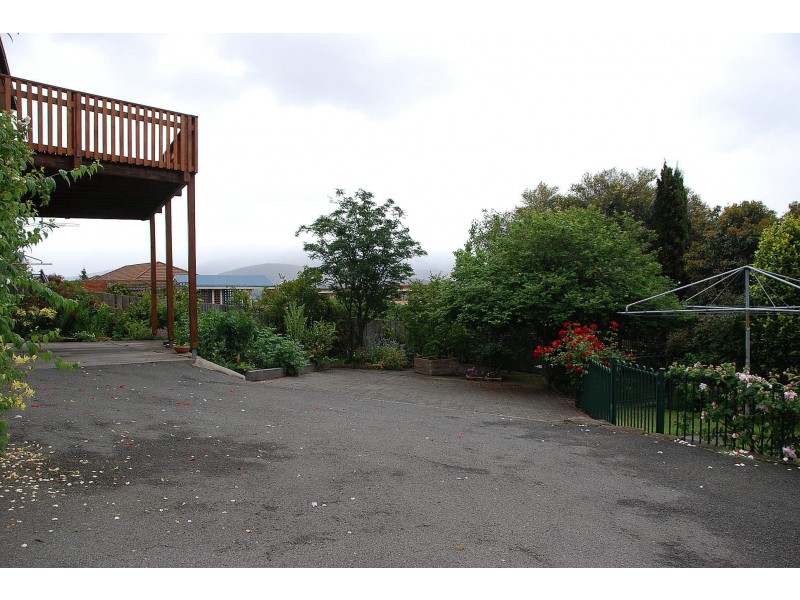 17 Begonia Street, Lindisfarne TAS 7015