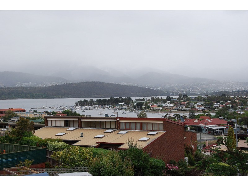 17 Begonia Street, Lindisfarne TAS 7015