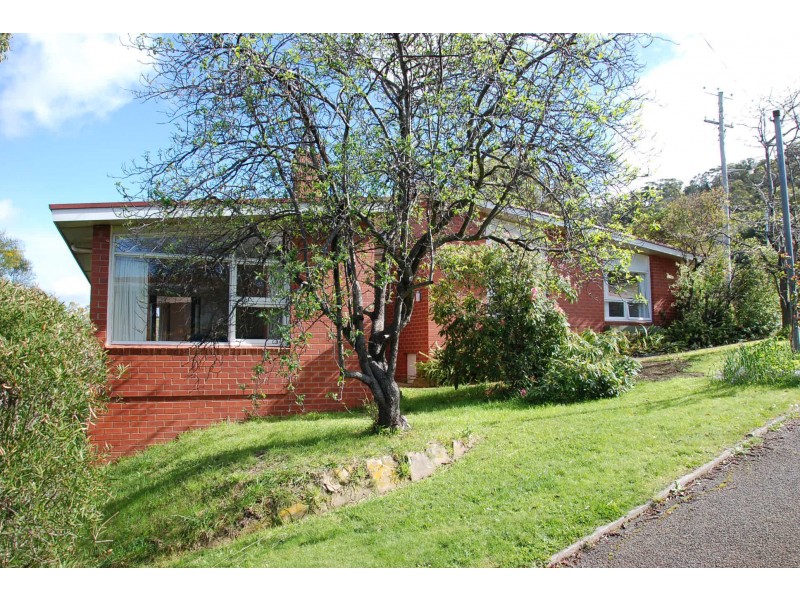 133 Derwent Avenue, Lindisfarne TAS 7015
