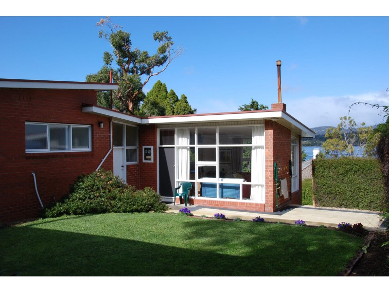 133 Derwent Avenue, Lindisfarne TAS 7015