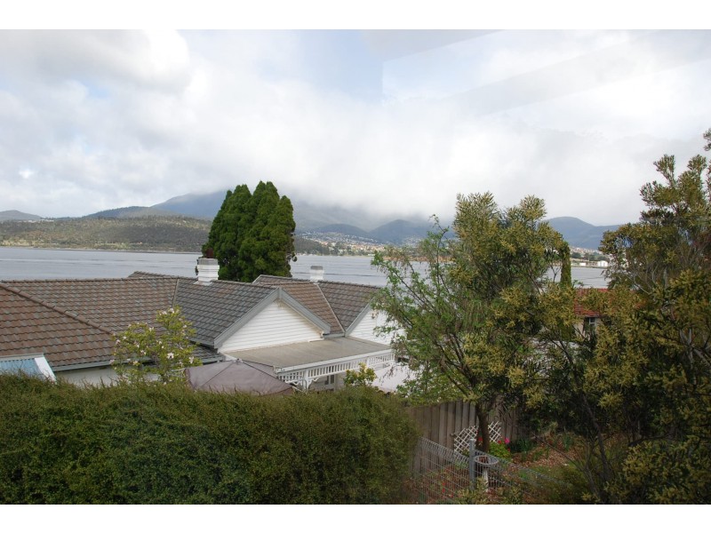 133 Derwent Avenue, Lindisfarne TAS 7015
