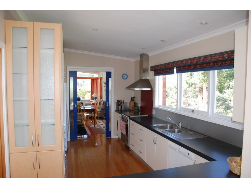 133 Derwent Avenue, Lindisfarne TAS 7015