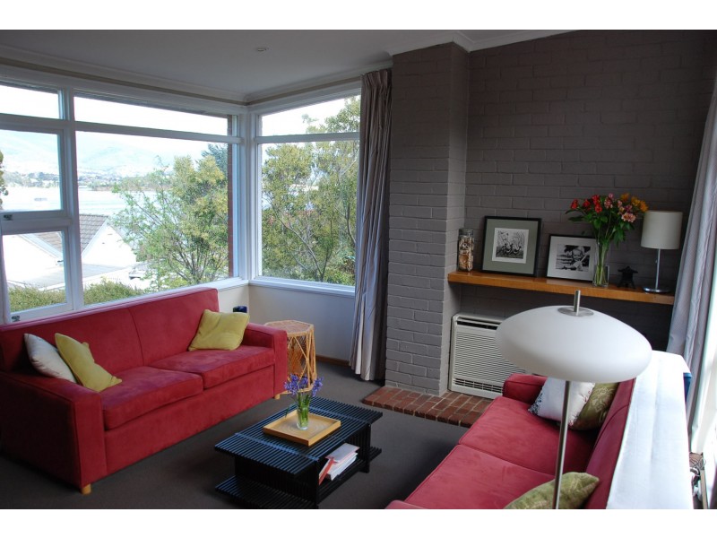 133 Derwent Avenue, Lindisfarne TAS 7015