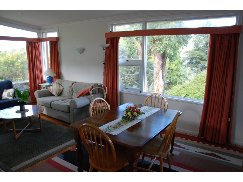 133 Derwent Avenue, Lindisfarne TAS 7015