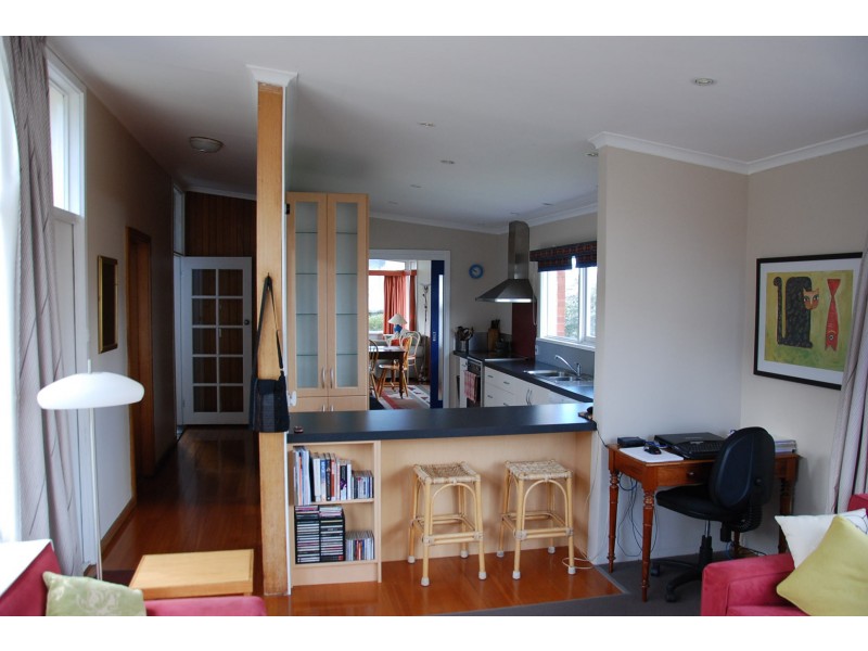 133 Derwent Avenue, Lindisfarne TAS 7015