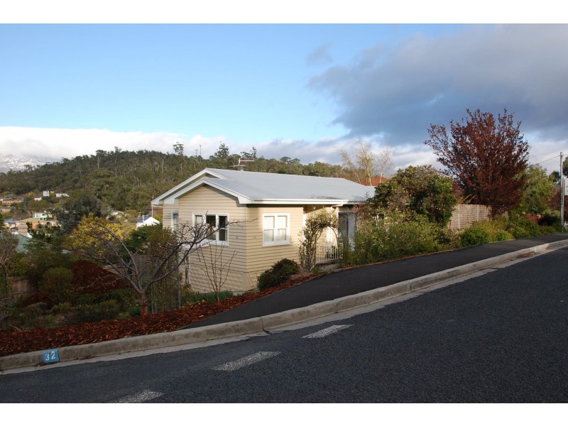 32 Corinna Road, Lindisfarne TAS 7015