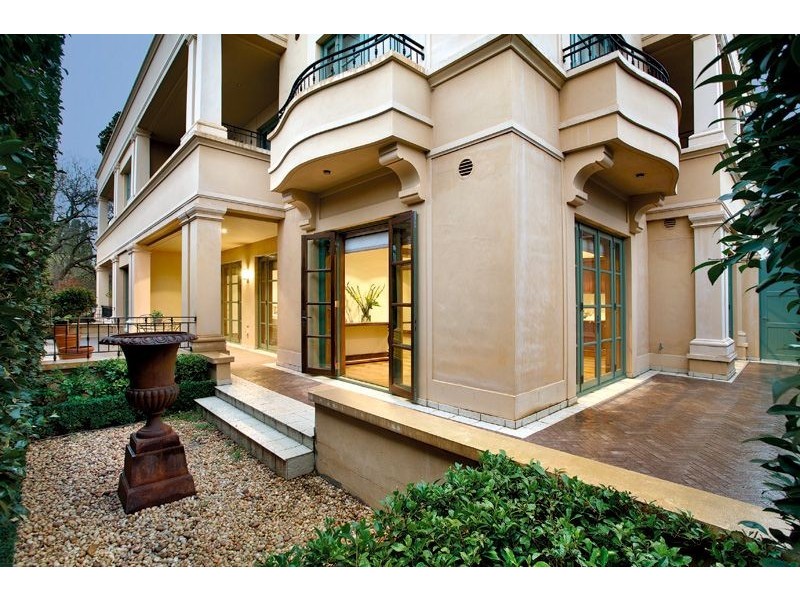 1/2 Lansell Road, Toorak VIC 3142