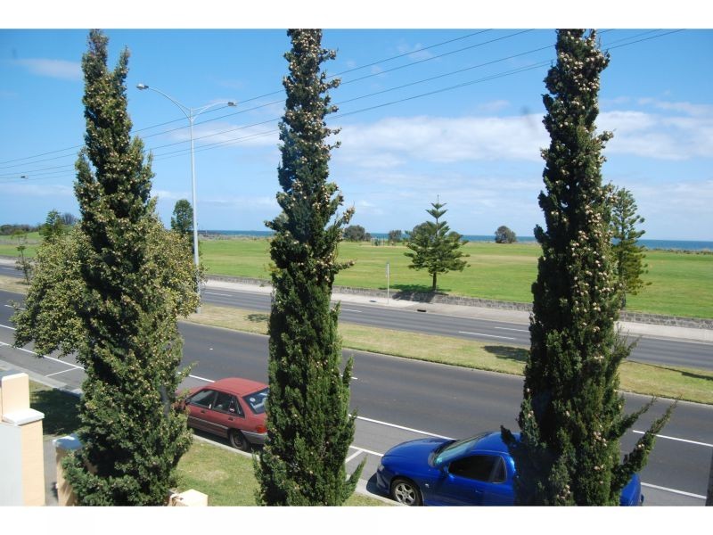 2/68 Marine Parade, St Kilda VIC 3182