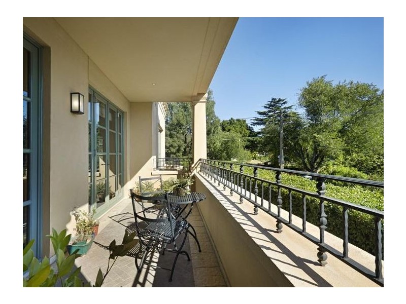 3/2 Lansell Road, Toorak VIC 3142