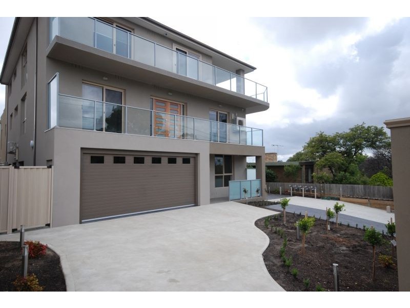 2/16 Lind Street, Strathmore VIC 3041