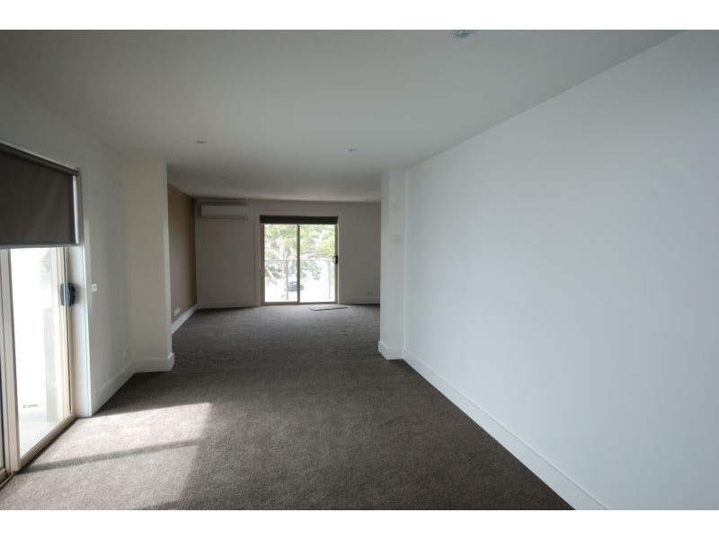 2/16 Lind Street, Strathmore VIC 3041