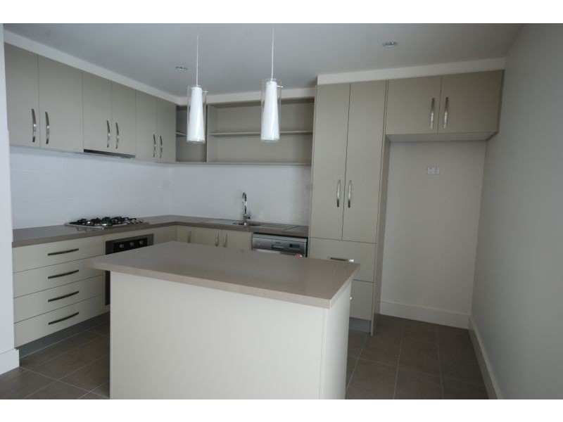 2/16 Lind Street, Strathmore VIC 3041