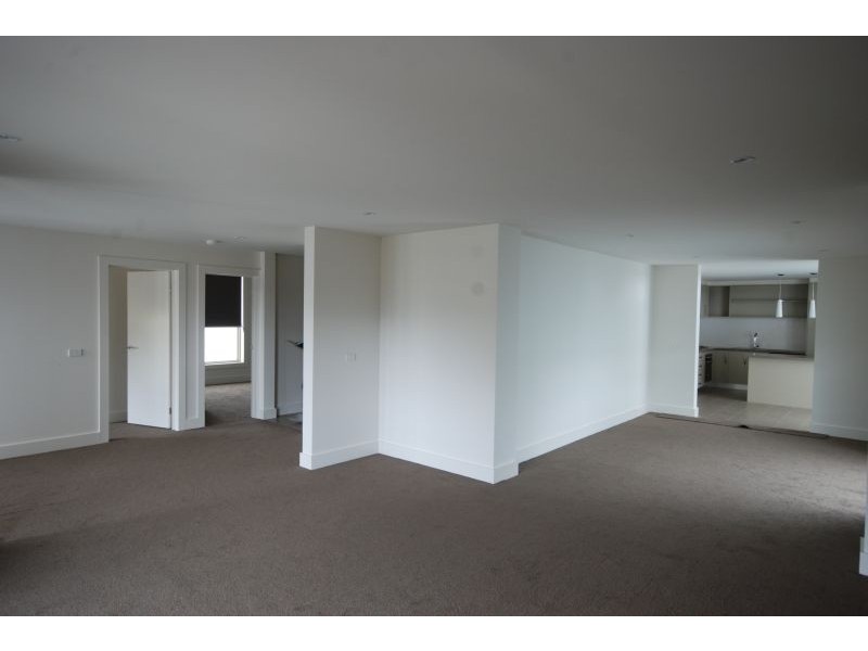 2/16 Lind Street, Strathmore VIC 3041