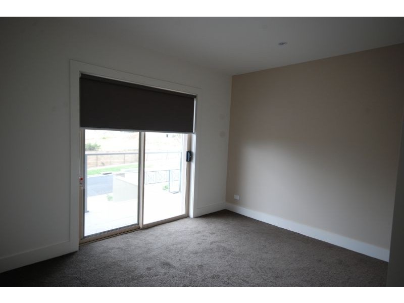 2/16 Lind Street, Strathmore VIC 3041