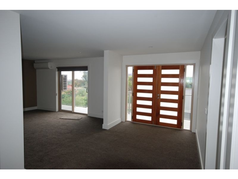 2/16 Lind Street, Strathmore VIC 3041