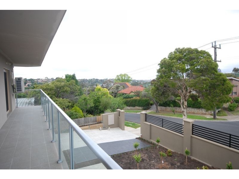 2/16 Lind Street, Strathmore VIC 3041