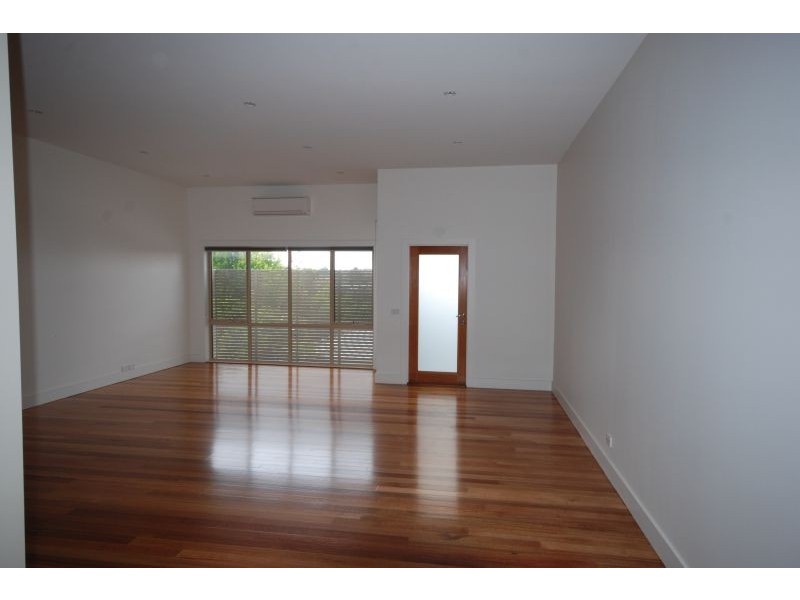 4/16 Lind Street, Strathmore VIC 3041