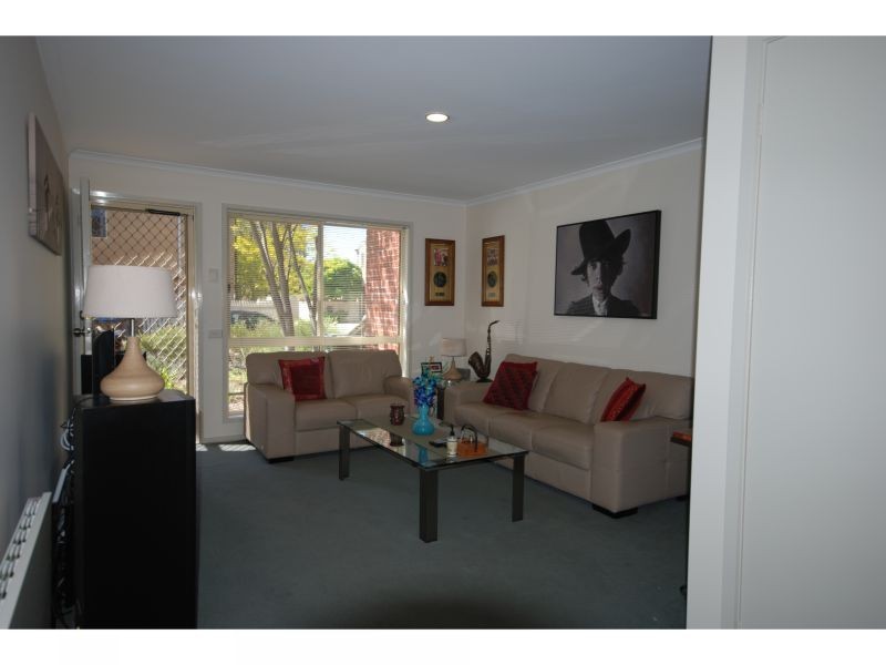 22 Eva Buhlert Close, Brunswick VIC 3056