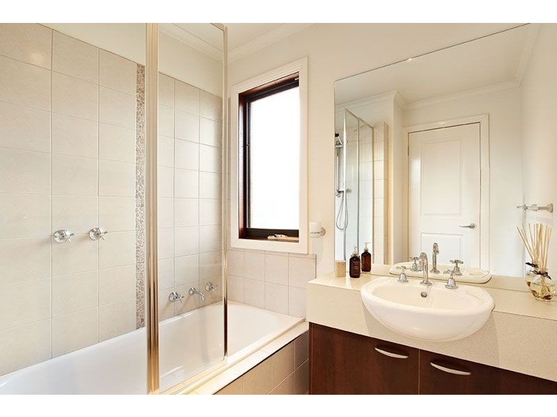 2/4 Glen Ebor Avenue, Blackburn VIC 3130