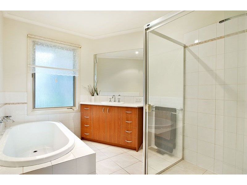 8 Rosalind Crescent, Blackburn VIC 3130