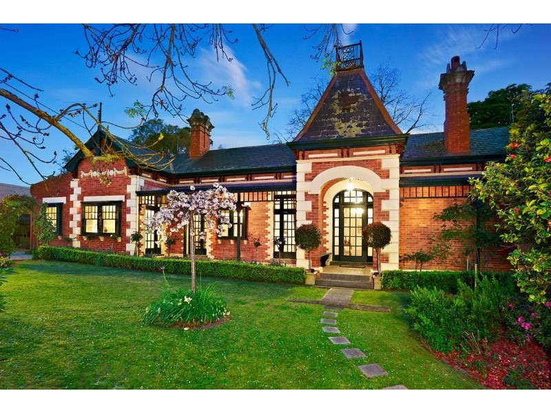 2 Gordon Crescent, Blackburn VIC 3130