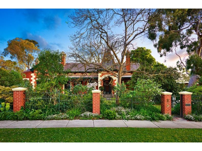 2 Gordon Crescent, Blackburn VIC 3130