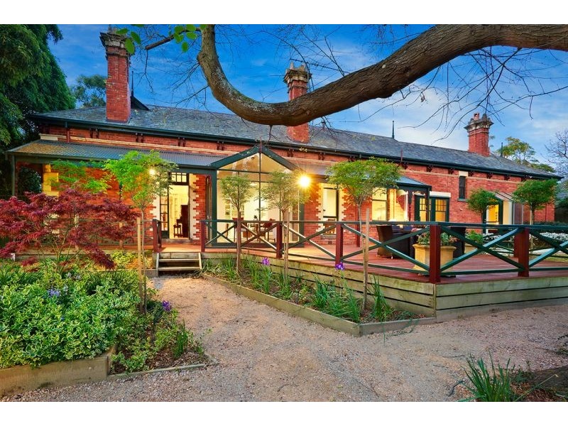 2 Gordon Crescent, Blackburn VIC 3130