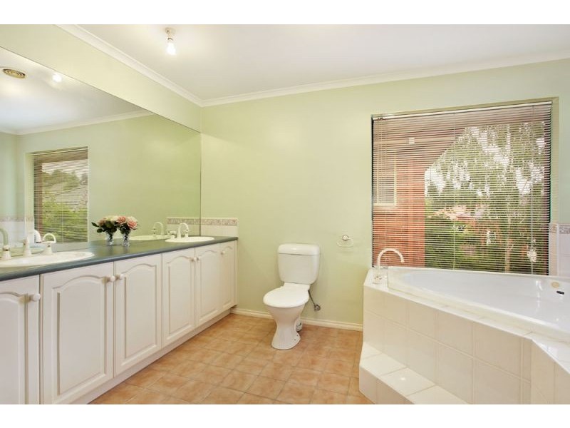1 Illowra Walk, Blackburn South VIC 3130