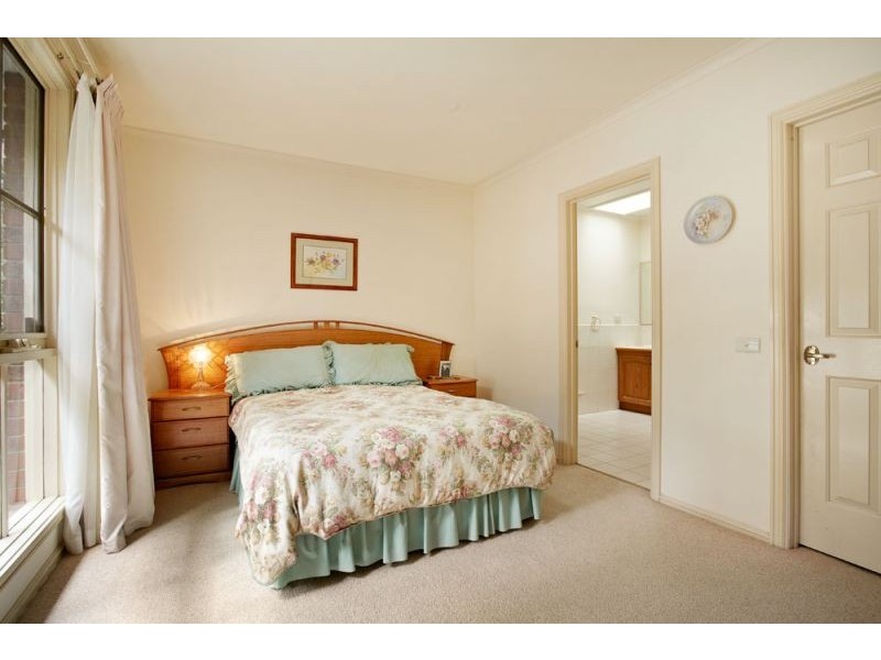 2/10 Parkside Street, Blackburn VIC 3130