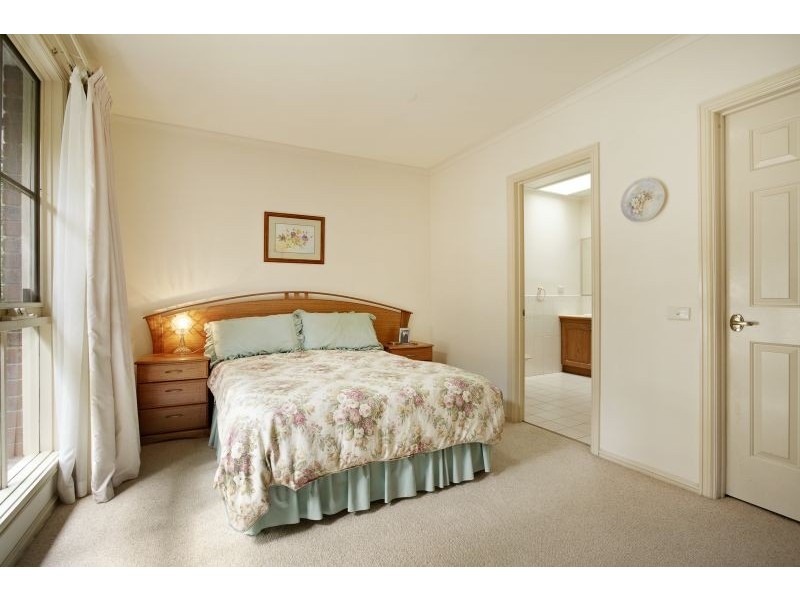 2/10 Parkside Street, Blackburn VIC 3130