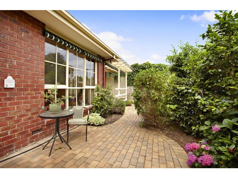 2/10 Parkside Street, Blackburn VIC 3130