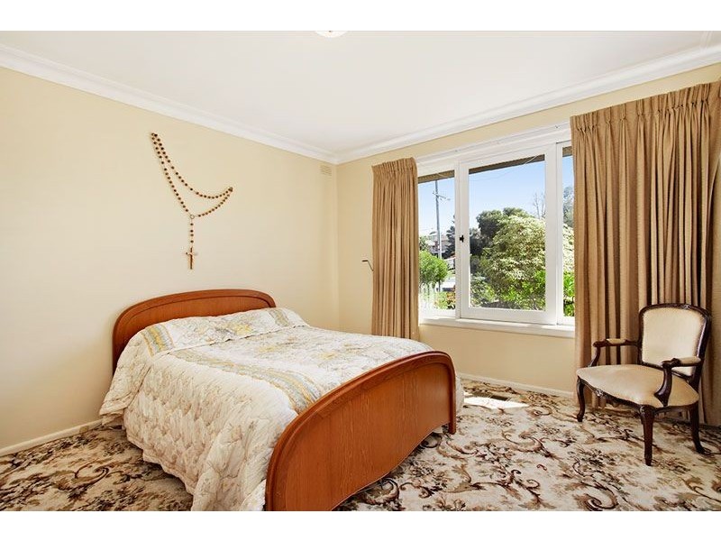 19 Rochdale Drive, Burwood East VIC 3151