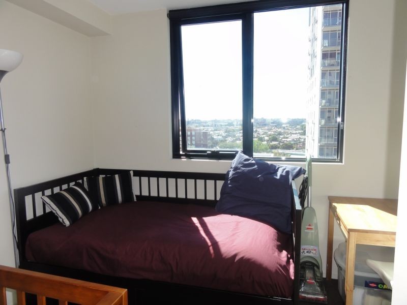 1008/83 Queens Road, Melbourne VIC 3004