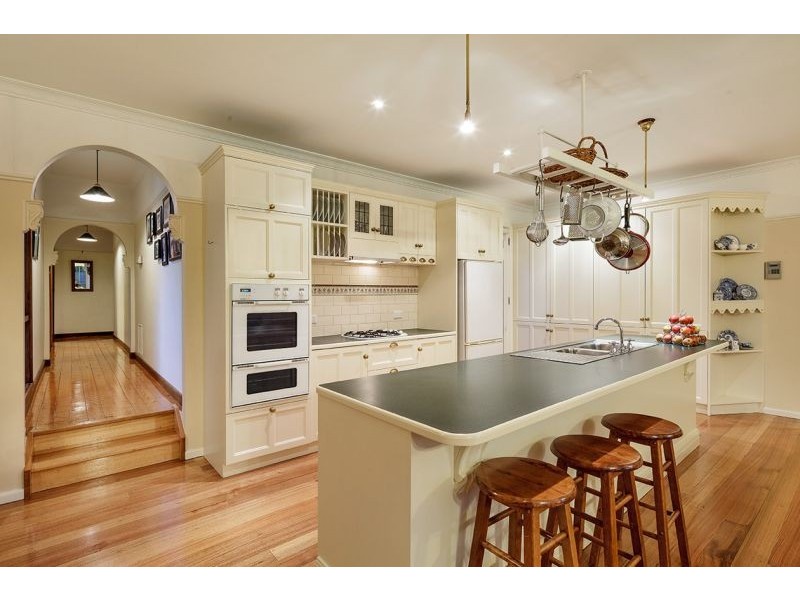 22 Rosstrevor Crescent, Mitcham VIC 3132