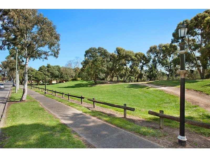11 McComas Grove, Burwood VIC 3125