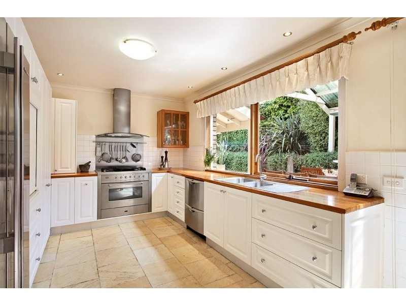 27 Minchinbury Drive, Vermont South VIC 3133